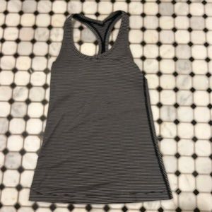 Size 8 lululemon black and white tank!🤍